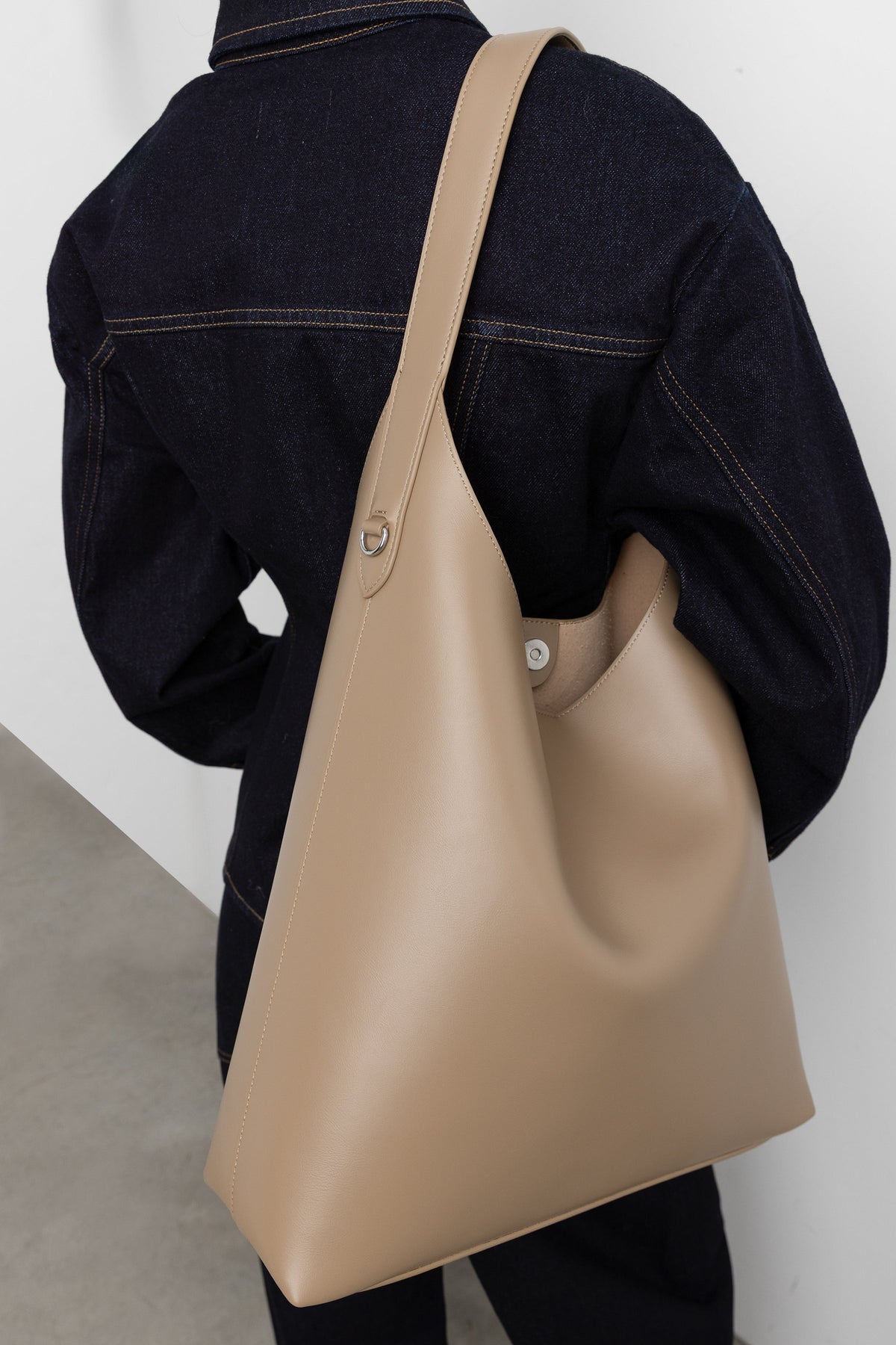 EVERYDAY SHOULDER BAG
