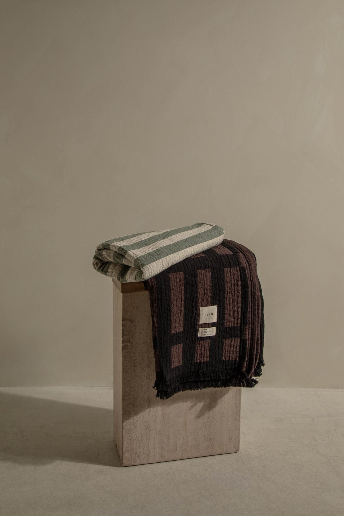 FRACTA COTTON THROW