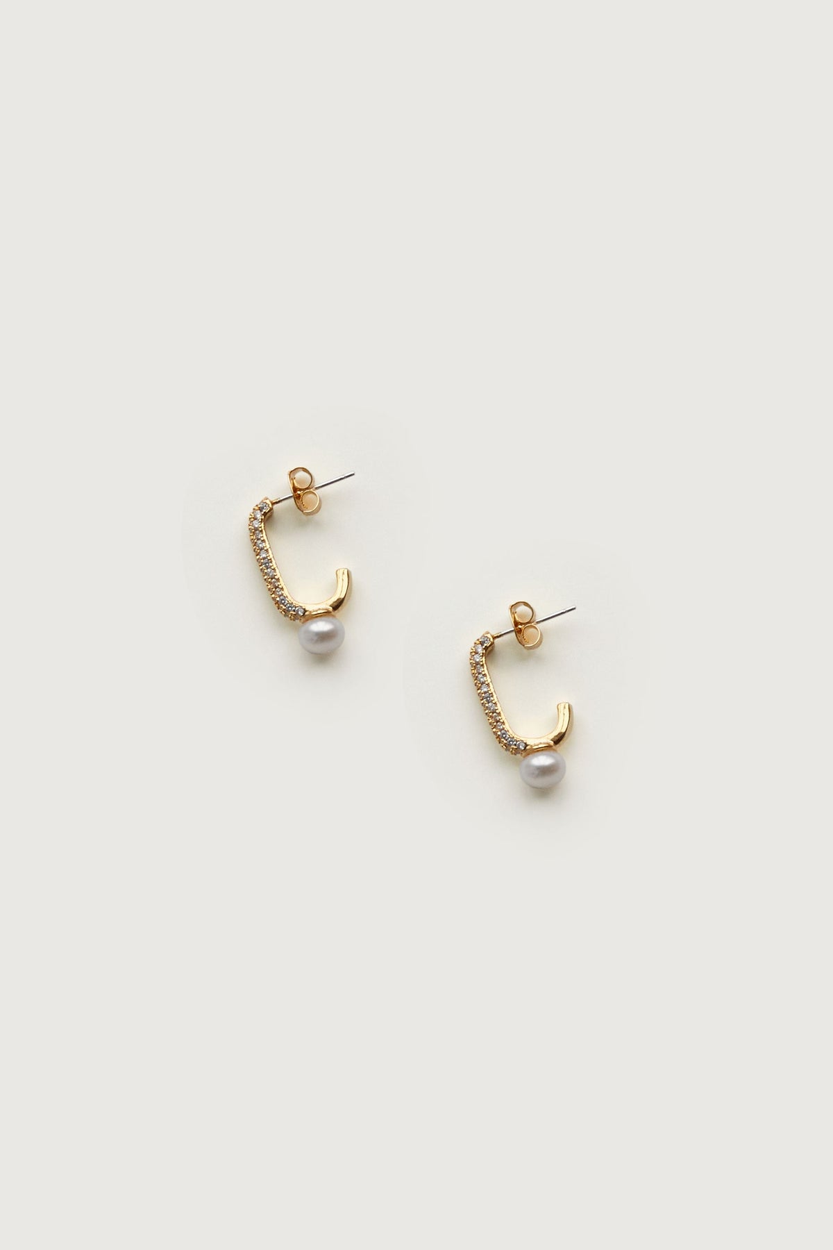 HALF HOOP EARRING WITH PEARL