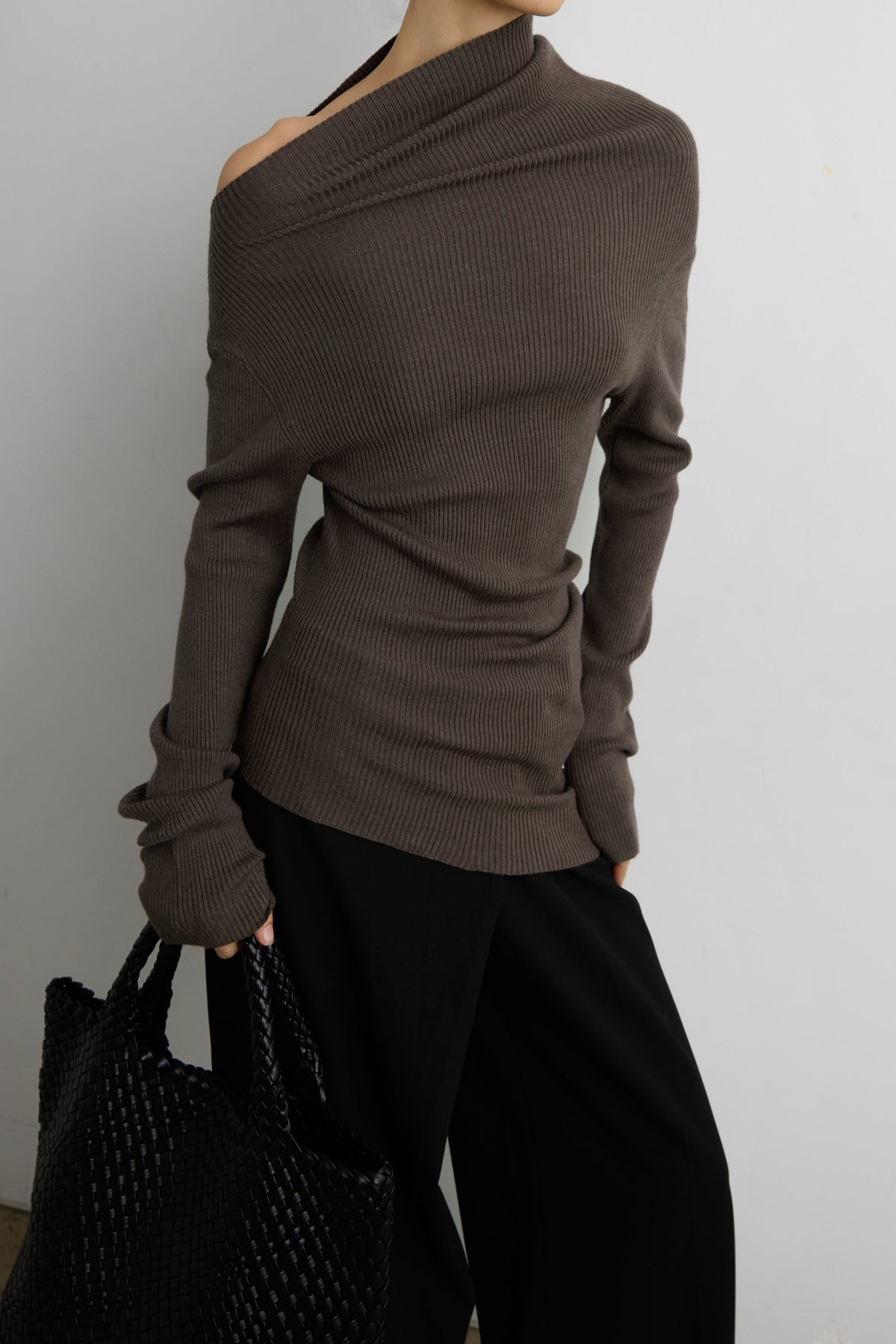 ASYMMETRICAL OFF-SHOULDER RIBBED KNIT TOP