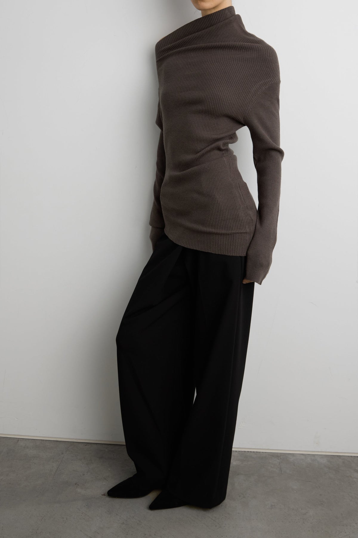 ASYMMETRICAL OFF-SHOULDER RIBBED KNIT TOP